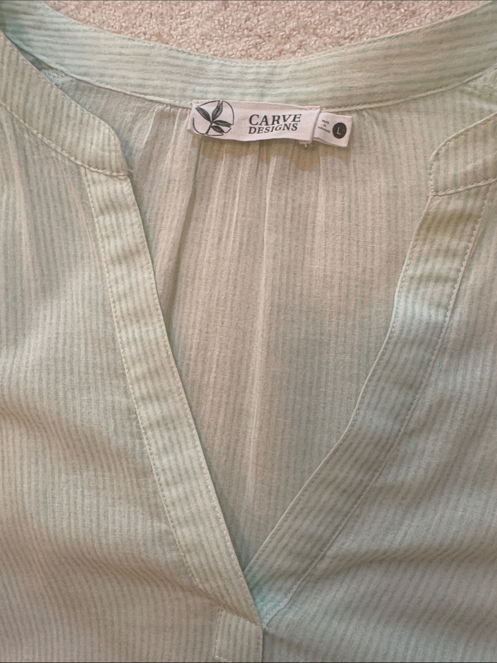 Carve Designs Mint Green Long Sleeved Vneck Blouse (L) - Picture 3 of 3